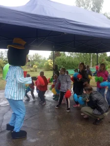 Dzień Dziecka 2022 na ROD im. 40-lecia WP w Pile - dzieci podczas tańca