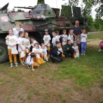 Dzień Dziecka 2019 na ROD im. 40-lecia WP w Pile - dzieci pozujące do zdjęcia przy pojeździe wojskowym