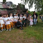 Dzień Dziecka 2019 w Pile - dzieci pozujące do zdjęcia przy pojeździe wojskowym
