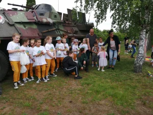 Dzień Dziecka 2019 w Pile - dzieci pozujące do zdjęcia przy pojeździe wojskowym