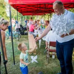 Dzień działkowca 2018 - starosta wręczający wiatraczek chłopcu