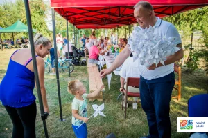 Dzień działkowca 2018 - starosta wręczający wiatraczek chłopcu