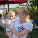 Dzień działkowca 2018 - kobieta trzymająca dziecko na rękach