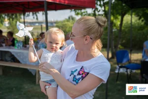 Dzień działkowca 2018 - kobieta trzymająca dziecko na rękach