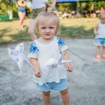 Dzień działkowca 2018 - dziewczynka z wiatraczkami