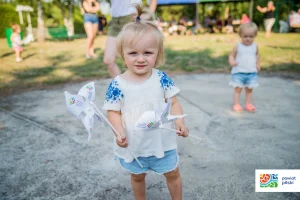 Dzień działkowca 2018 - dziewczynka z wiatraczkami