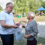 Dzień działkowca 2018 - starosta wręczający torbę papierową kobiecie