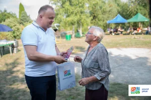 Dzień działkowca 2018 - starosta wręczający torbę papierową kobiecie