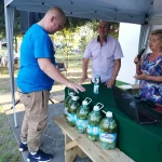 Dzień Działkowca 2019 - grupa ludzi przy ogórkach