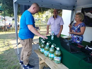 Dzień Działkowca 2019 - grupa ludzi przy ogórkach