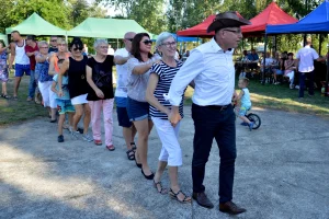 Dzień Działkowca 2019 - prezydent Piły prowadzi pociąg ludzi