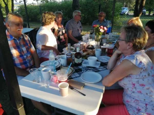 Dzień Działkowca 2019 - działkowcy przy stoliku podczas posiłku