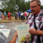 Dzień Działkowca 2022 w Pile - wręczanie dyplomu mężczyźnie