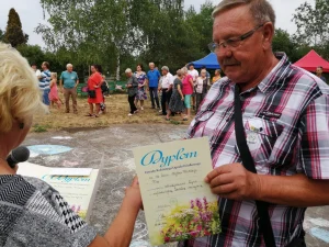 Dzień Działkowca 2022 w Pile - wręczanie dyplomu mężczyźnie