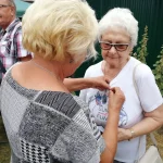 Dzień Działkowca 2022 - Pani Prezes przypina odznaczenie działkowców kobiecie