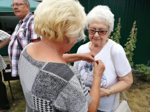 Dzień Działkowca 2022 - Pani Prezes przypina odznaczenie działkowców kobiecie