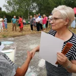 Dzień Działkowca 2022 - Pani Prezes wręcza dyplom kobiecie