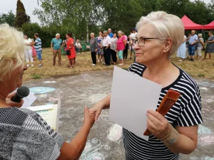 Dzień Działkowca 2022 - Pani Prezes wręcza dyplom kobiecie