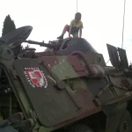 Dzień Dziecka 2019 na ROD im. 40-lecia WP w Pile - chłopiec na pojeździe wojskowym
