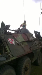 Dzień Dziecka 2019 na ROD im. 40-lecia WP w Pile - chłopiec na pojeździe wojskowym