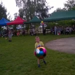 Dzień Dziecka 2019 na ROD im. 40-lecia WP w Pile - chłopiec z piłką