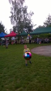 Dzień Dziecka 2019 na ROD im. 40-lecia WP w Pile - chłopiec z piłką