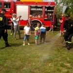 Dzień Dziecka 2019 na ROD im. 40-lecia WP w Pile - dzieci przy wozie strażackim