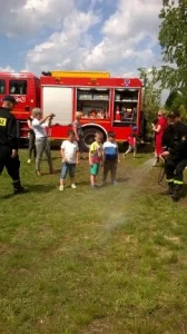 Dzień Dziecka 2019 na ROD im. 40-lecia WP w Pile - dzieci przy wozie strażackim