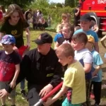 Dzień Dziecka 2019 na ROD im. 40-lecia WP w Pile - dzieci ze strażakiem