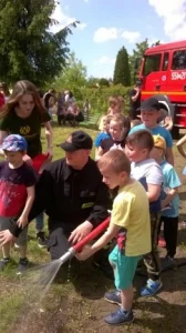 Dzień Dziecka 2019 na ROD im. 40-lecia WP w Pile - dzieci ze strażakiem