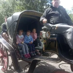 Dzień Dziecka 2022 na ROD im. 40-lecia WP w Pile - dzieci w bryczce