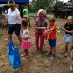 Dzień Dziecka 2022 na ROD im. 40-lecia WP w Pile - dzieci przy torze z przeszkodami