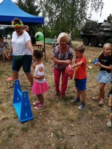 Dzień Dziecka 2022 na ROD im. 40-lecia WP w Pile - dzieci przy torze z przeszkodami