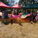 Dzień Dziecka 2023 na ROD im. 40-lecia WP w Pile - dzieci podczas zabaw z chustą animacyjną