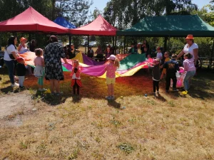 Dzień Dziecka 2023 na ROD im. 40-lecia WP w Pile - dzieci podczas zabaw z chustą animacyjną