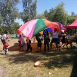 Dzień Dziecka 2023 - dzieci podczas zabaw z chustą animacyjną