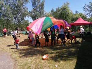 Dzień Dziecka 2023 - dzieci podczas zabaw z chustą animacyjną