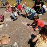 Dzień Dziecka 2023 na ROD im. 40-lecia WP - dzieci rysują kredą po chodniku