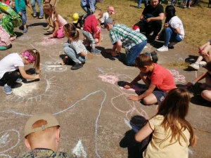 Dzień Dziecka 2023 na ROD im. 40-lecia WP - dzieci rysują kredą po chodniku