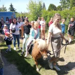 Dzień Dziecka 2023 na ROD im. 40-lecia WP - dzieci idące za kucykiem