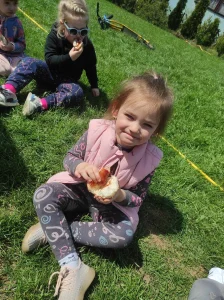 Wizyta Przedszkola - dziewczynka podczas posiłku