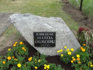 Jubileusz 30-lecia działalności ROD im. 40-lecia WP w Pile - tablica pamiątkowa na głazie