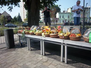 Korso 2018 w Pile - koszyki wiklinowe z owocami i warzywami