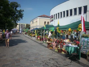 Korso 2018 w Pile - namioty z plonami rozstawione na deptaku