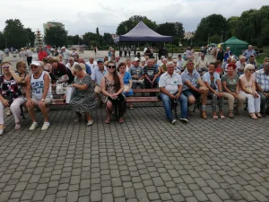 Korso 2019 w Pile - działkowcy siedzący na ławkach pod sceną