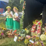 Korso 2023 - kobiety w tradycyjnym ubiorze przy plonach zebranych z działek