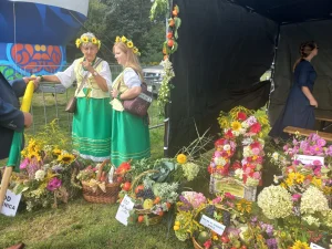 Korso 2023 - kobiety w tradycyjnym ubiorze przy plonach zebranych z działek