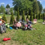 Wizyta Przedszkola - dzieci na zabawkowych pojazdach