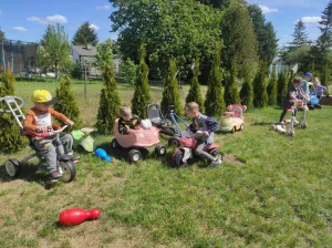 Wizyta Przedszkola - dzieci na zabawkowych pojazdach