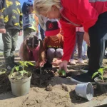 Wizyta Przedszkola - dzieci podczas sadzenia roślin